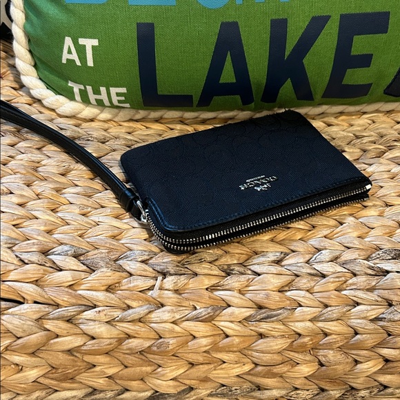 Corner Zip Wristlet
In Signature Jacquard
